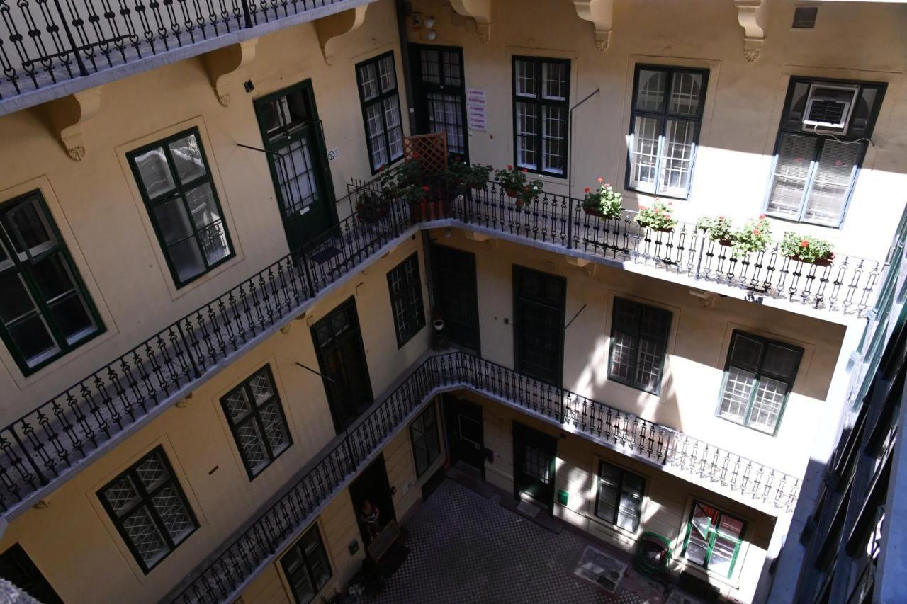 Five Seasons Vaci Utca Apartment Budapest Bagian luar foto
